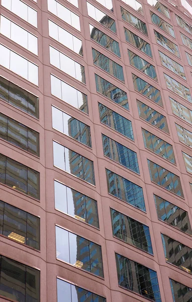 Skyscraper Reflected Windows Nearby Building — ストック写真