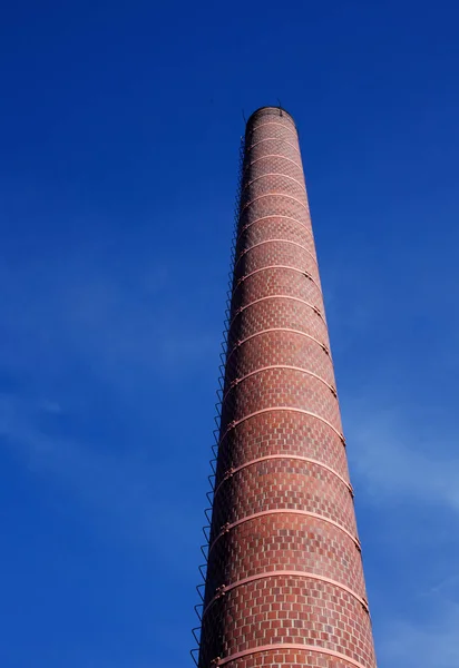 Alto Tijolo Vermelho Pilha Fumaça Industrial Chaminé Agianst Céu Azul — Fotografia de Stock