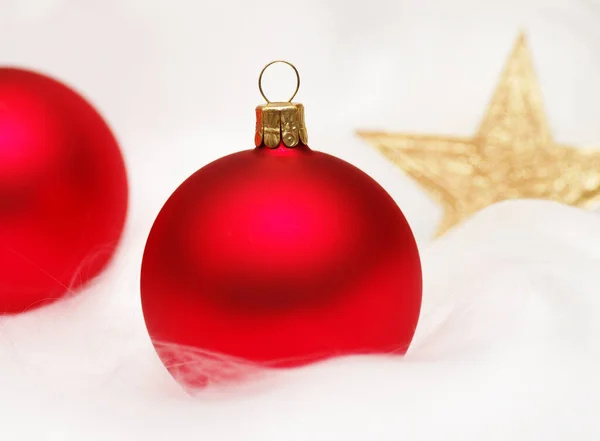 ポインセチアで赤いクリスマスボール — ストック写真