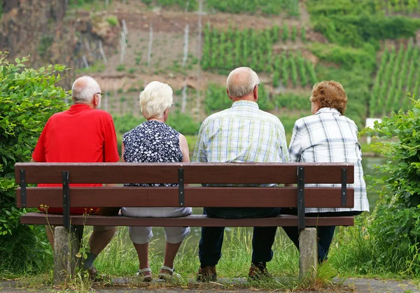 Senioren Auf Der Bank Vier Senioren — Stockfoto