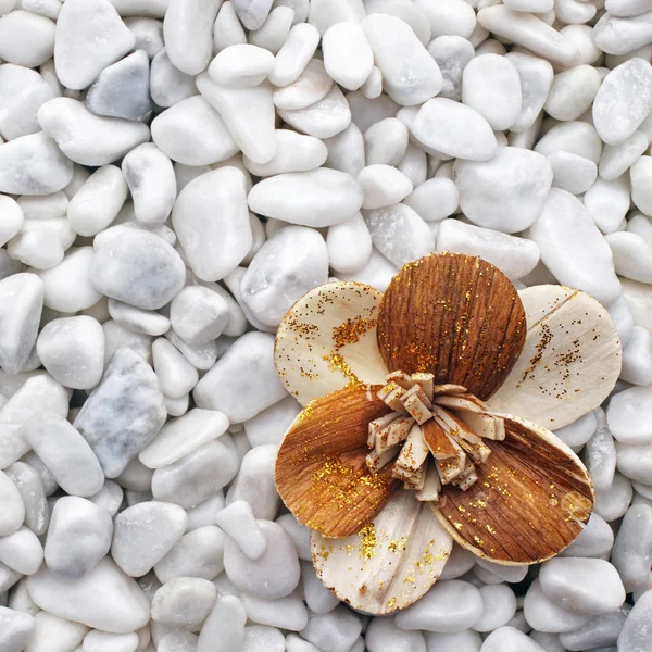 Ξύλινο Λουλούδι Άσπρες Πέτρες Έννοια Ευεξίας — Φωτογραφία Αρχείου