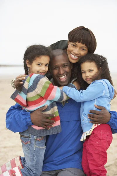 Familia Relajante Vacaciones Invierno Playa — Foto de Stock