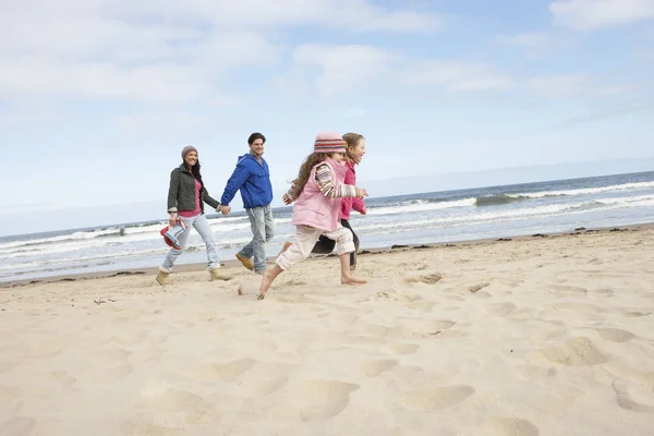 Passeggiate Famiglia Lungo Spiaggia Invernale — Foto Stock