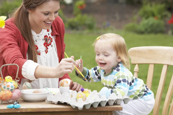 Mãe Filha Pintando Ovos Páscoa Jardins — Fotografia de Stock