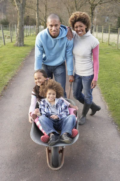 Familia Teniendo Paseo Carretilla Campo — Foto de Stock