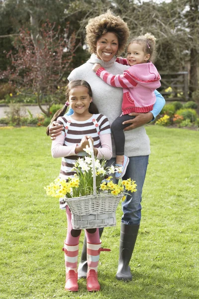 Madre Hijos Sosteniendo Cesta Narcisos Jardín — Foto de Stock