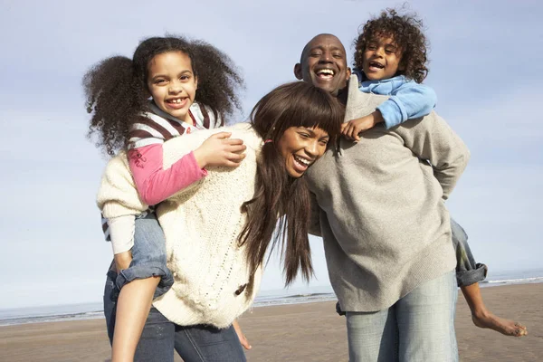 Famille Amuser Sur Plage Hiver — Photo