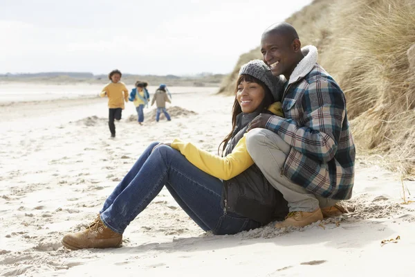 Famille Amuser Sur Plage Hiver — Photo