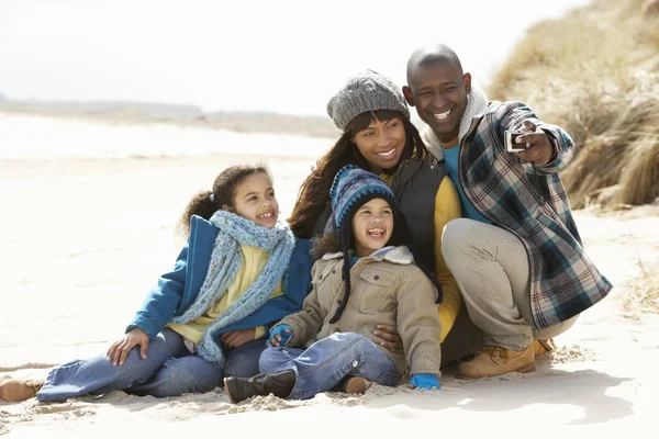 Familia Negra Una Playa — Foto de Stock