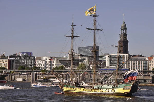 Navio Vela Com Vista Para Hamburgo — Fotografia de Stock