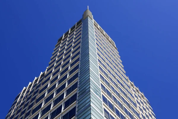 Wit Blauw Moderne Wolkenkrabber Met Een Piek Turquoise Glas Hoekrand — Stockfoto