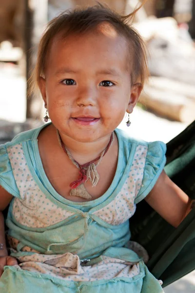 Porträtt Asiatiska Barn Med Smutsigt Ansikte Och Fattiga Kläder — Stockfoto