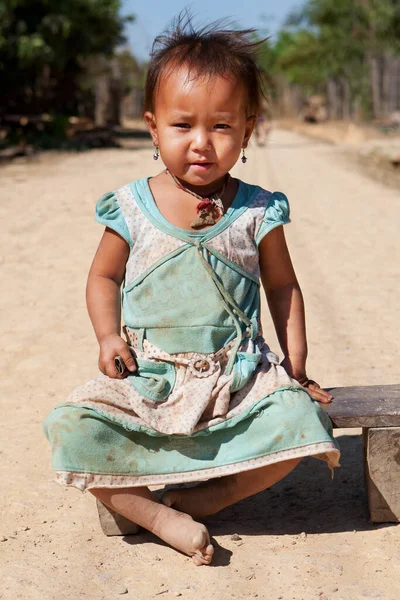 Portrait Asiatique Enfant Visage Sale Aux Vêtements Pauvres — Photo