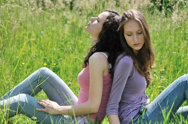 Twee Vrienden Tieners Zittend Gras Ontspannen — Stockfoto