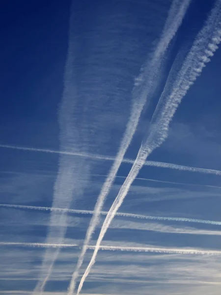 Céu Azul Profundo Com Muitas Trilhas Cruzamento — Fotografia de Stock