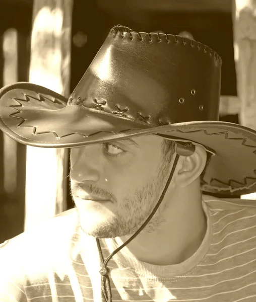 Bonito Cowboy Sentado Uma Escada Celeiro Olhando Para Longe — Fotografia de Stock