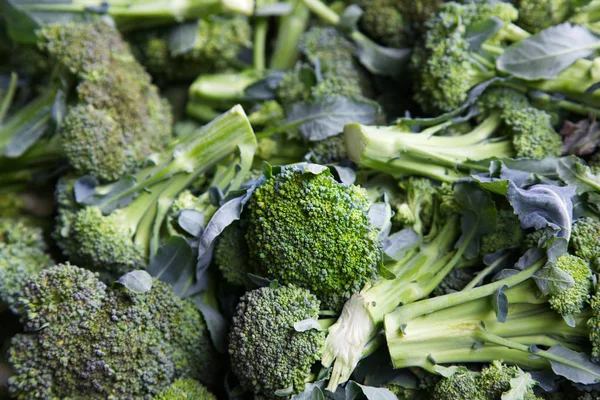 Tumpukan Brokoli Hijau Pasar Petani Dengan Fokus Pada Sayuran Pusat — Stok Foto