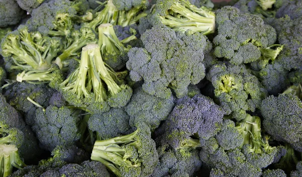 Stapel Groene Broccoli Boerenmarkt — Stockfoto