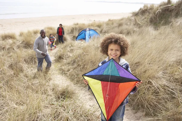 Famiglia Having Divertimento Con Aquilone Sabbia Dune — Foto Stock