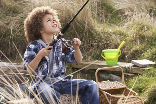 Ung Pojke Fiske Seaside — Stockfoto