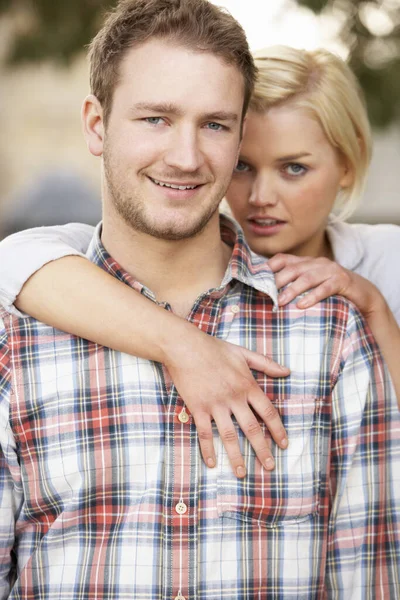 浪漫的年轻情侣拥抱的肖像 — 图库照片
