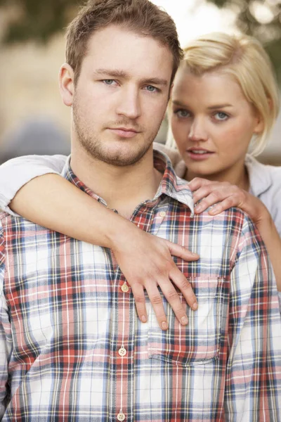 Porträt Eines Romantischen Jungen Paares Das Sich Umarmt — Stockfoto