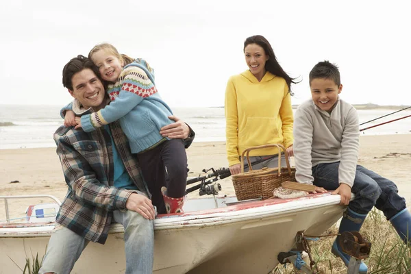 Gruppo Famiglia Seduto Sulla Barca Con Canna Pesca Sulla Spiaggia — Foto Stock