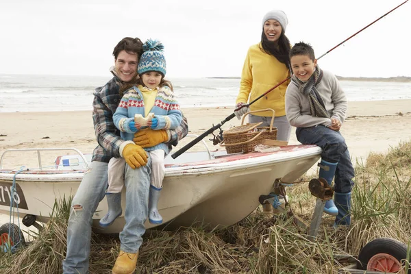 Gruppo Famiglia Seduto Sulla Barca Con Canna Pesca Sulla Spiaggia — Foto Stock