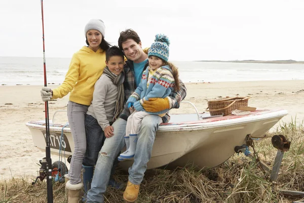 Familjegrupp Sitter Båten Med Fiskespö Winter Beach — Stockfoto