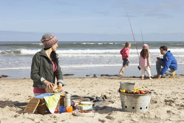 Familjen Har Grill Vintern Beach — Stockfoto