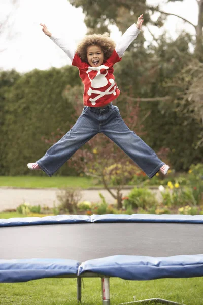 Jongen Speelt Trampoline — Stockfoto