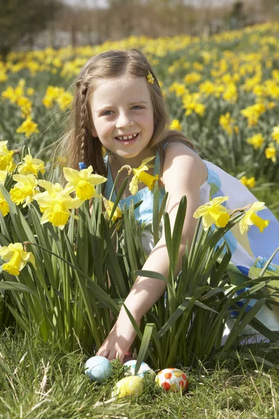 Menina Caça Ovo Páscoa Campo Daffodil — Fotografia de Stock