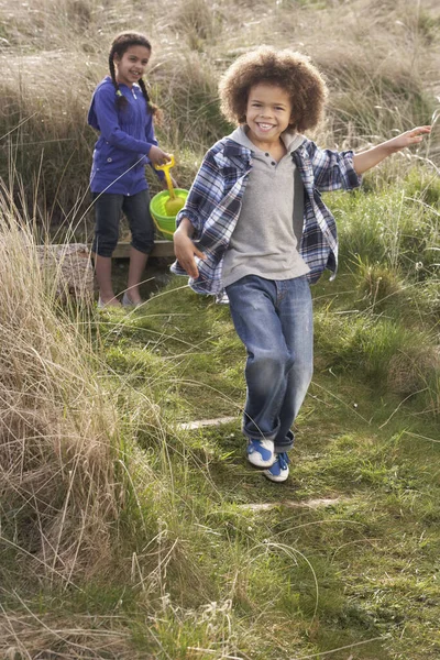 Jonge Kinderen Met Een Visnet Aan Kust — Stockfoto