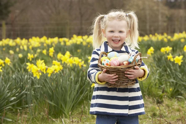 Menina Segurando Cesta Ovos Decorados Campo Daffodil — Fotografia de Stock