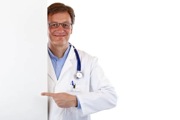 Friendly Older Doctor Points Finger Blank Billboard Aislado Sobre Fondo — Foto de Stock