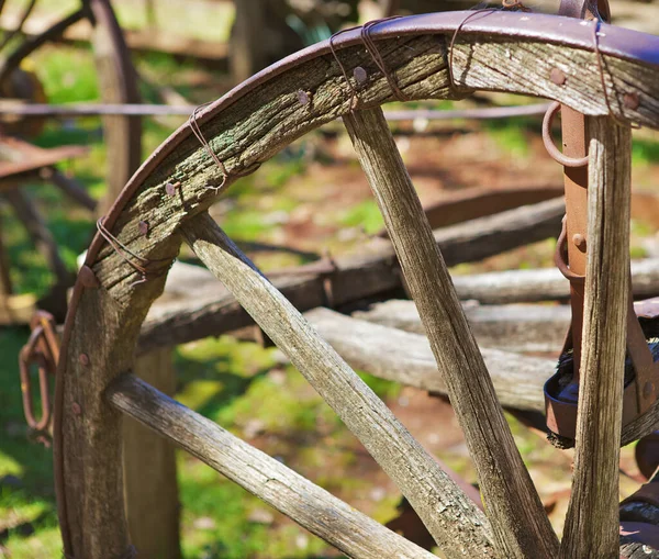 Portion Vieille Roue Rouillée Roues Métal Jonché Chariot — Photo