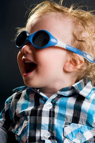 Niño Feliz Con Camisa Gafas Sol Risas — Foto de Stock