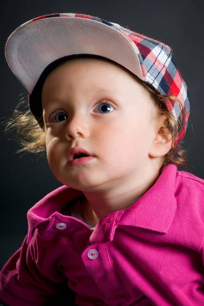 Casual Fresco Niño Pequeño Con Sombrero Contra Suelo Gris —  Fotos de Stock