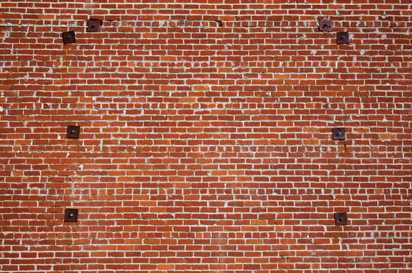 Große Mauer Aus Alten Roten Ziegeln Mit Rostigen Stahlstützen — Stockfoto