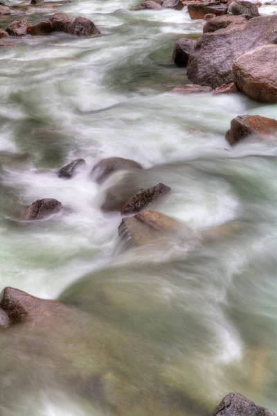 Pěnivý Horský Potok Přes Balvany Zachytit Dlouhou Expozicí Yosemitech — Stock fotografie