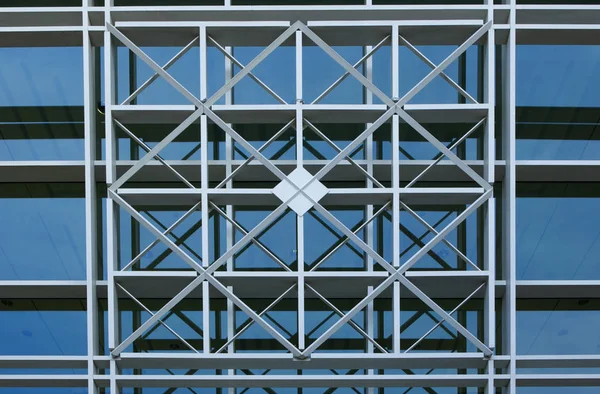 Sztaby Skrzyżowań Metalu Geometrycznym Wzorze Szklanej Ściany — Zdjęcie stockowe