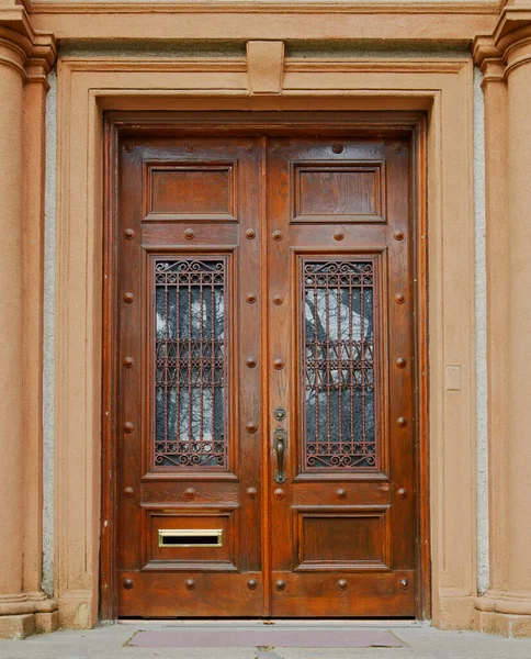 Portas Madeira Coradas Ornamentadas Com Ferro Ondulado Ralando Sobre Janelas — Fotografia de Stock