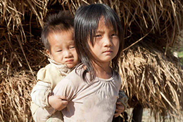 Ασιατικά Παιδιά Στη Φτώχεια Αδελφή Του Λάος Μικρό Αδελφό — Φωτογραφία Αρχείου