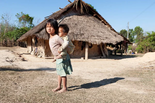 Азиатские Дети Нищете Сестра Лаоса Младшим Братом — стоковое фото
