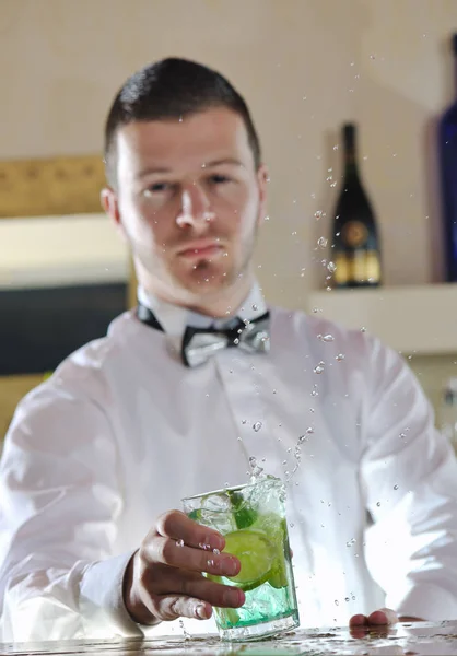Pro Barman Preparar Bebida Coquetel Representando Vida Noturna Festa Conceito — Fotografia de Stock