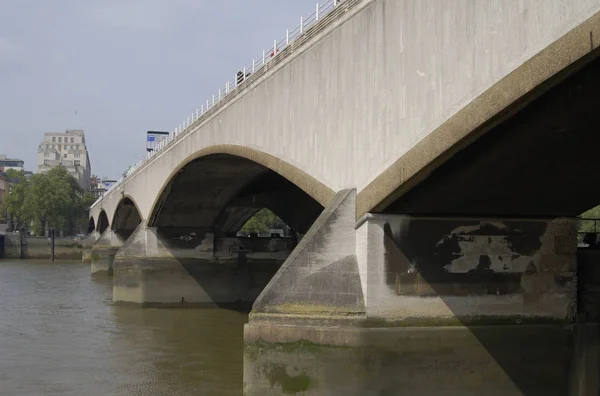 泰晤士河上的滑铁卢桥从南岸来看 威斯敏斯特伦敦 — 图库照片