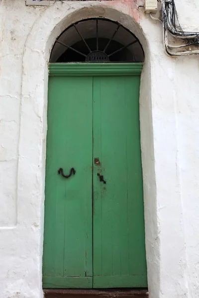 Vecchia Porta Legno Con Persiane Verdi — Foto Stock