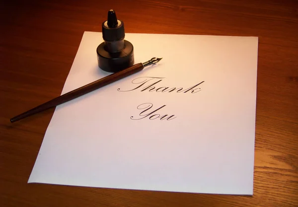 写一封感谢信 桌上放着书法 — 图库照片
