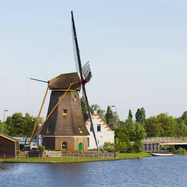 Holländische Windmühle Haus Und Brücke Ufer Platz — Stockfoto