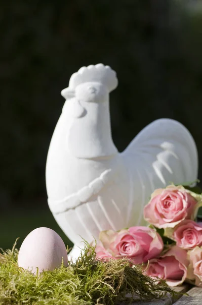 Velikonoční Vejce Růžovými Růžemi Bílým Kuřetem — Stock fotografie